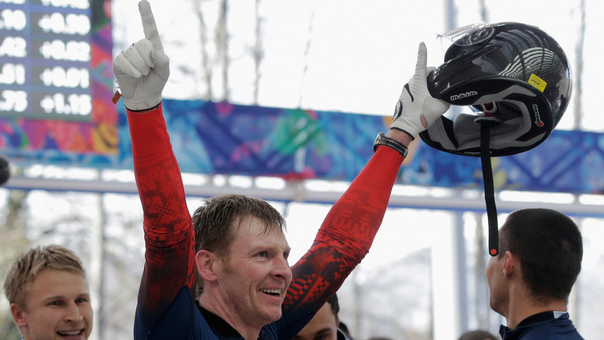 Podwójny mistrz olimpijski z Soczi - Aleksandr Zubkow, zakończył zawodniczą karierę - poinformował międzynarodowa federacja bobslejowa. Decyzja Rosjanina jest podyktowana licznymi obrażeniami, jakich doznał w maju tego roku, gdy go pobito we własnym domu.