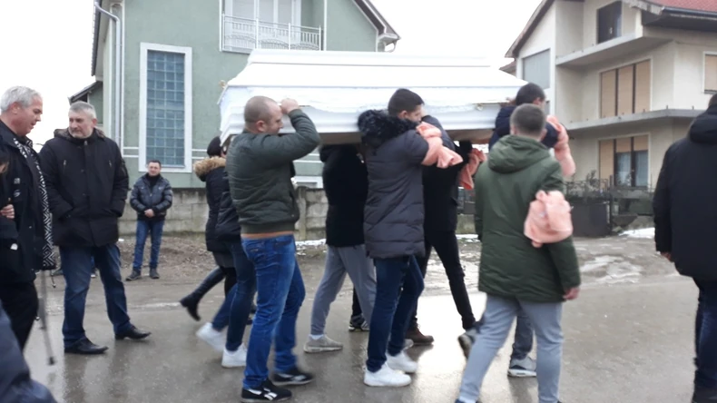 Prijatelji na rukama nose Marijanin beli kovčeg