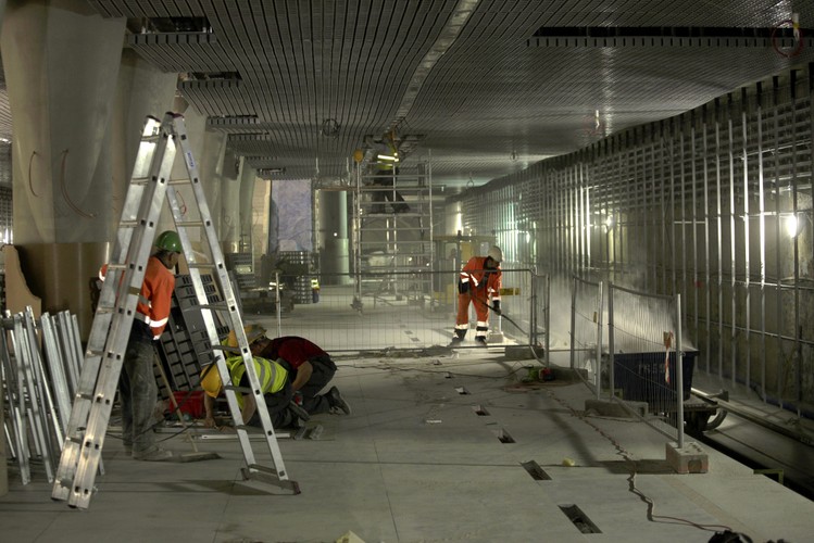 Budowa peronu stacji Rondo ONZ na cantralnym odcinku II linii metra w Warszawie, 25.04.2014.