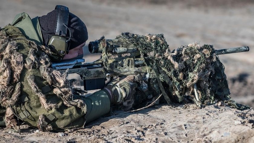 Trening strzelców wyborowych na poligonie w Nowej Dębie