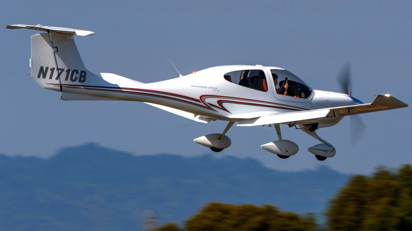 Pilot narysował w powietrzu strzykawkę. Tak chciał zwrócić uwagę na szczepienia