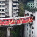 Metro wjeżdża w środek budynku mieszkalnego. Nietypowa stacja w Chinach