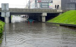 Kraków miejscami pod wodą. Obowiązuje pogotowie przeciwpowodziowe
