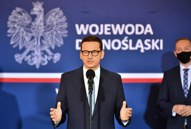 Wrocław, 24.05.2021. Prezes Rady Ministrów Mateusz Morawiecki podczas wypowiedzi dla mediów w Dolnośląskim Urzędzie Wojewódzkim we Wrocławiu, 24 bm. (sko) PAP/Maciej Kulczyński