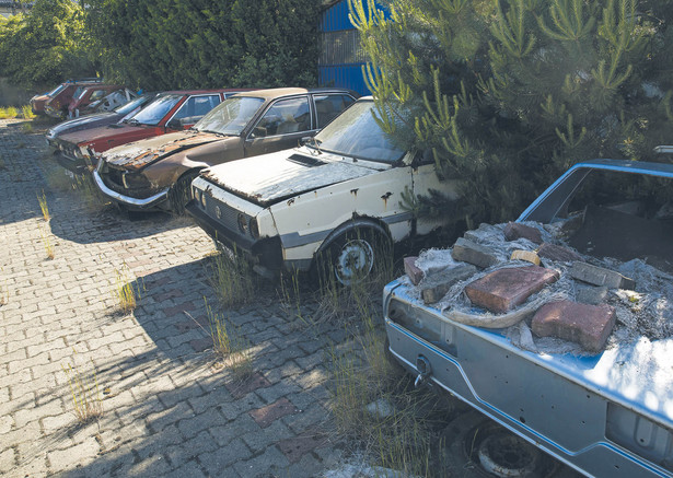 Niszczejące samochody, do czerwca stały na parkingu Zbigniewa Ćwikałowskiego, fot. Wojtek Górski