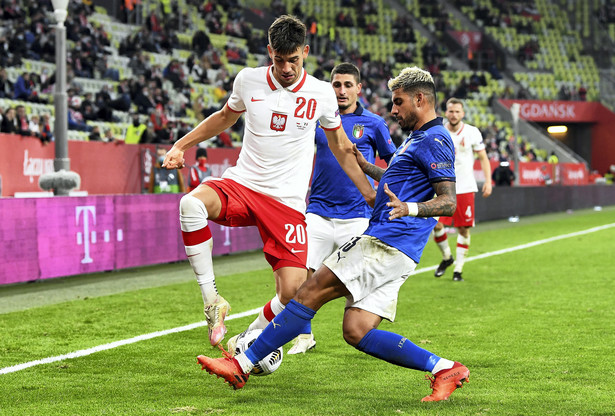 Reprezentant Polski Jakub Moder (L) i Emerson (P) z Włoch podczas meczu grupy A1 piłkarskiej Ligi Narodów, na "Stadion Energa Gdańsk"