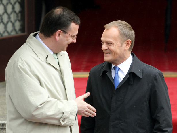 Premier Donald Tusk (P) i szef czeskiego rządu Petr Neczas (L), 4 bm. podczas ceremonii oficjalnego powitania przed KPRM. (cat) PAP/Radek Pietruszka
