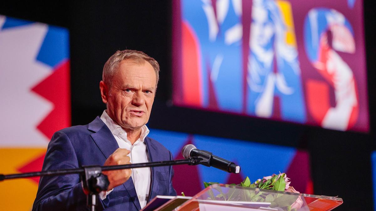 Donald Tusk odbiera nagrodę Kongresu Kobiet