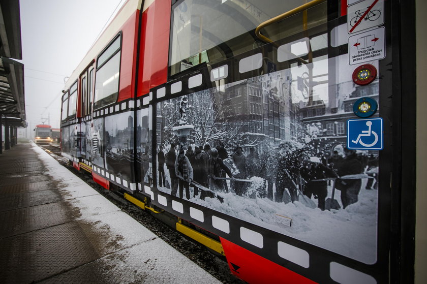 Tramwaj ze zdjęciami słynych fotoreporterów.