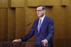 'Piłeś? Nie pisz...'. Politycy odpowiadają na wpis Morawieckiego, powstał spot KO