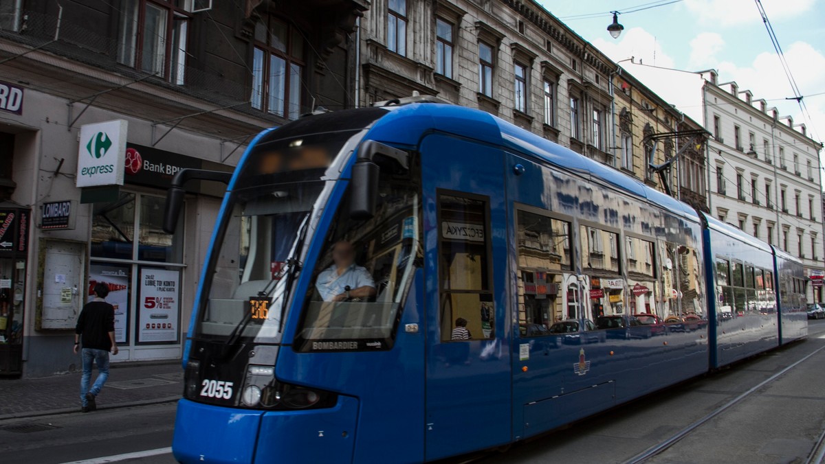 Wieczorem na skrzyżowaniu przy Placu Inwalidów w Krakowie doszło do zderzenia autobusu prywatnego przewoźnika z tramwajem linii nr 8. Wypadek spowodował poważne utrudnienia w ruchu. - Cała ulica Bronowicka była zablokowana. Nie kursowały tramwaje. Policja kierowała ruchem - informuje nas czytelniczka Onetu.