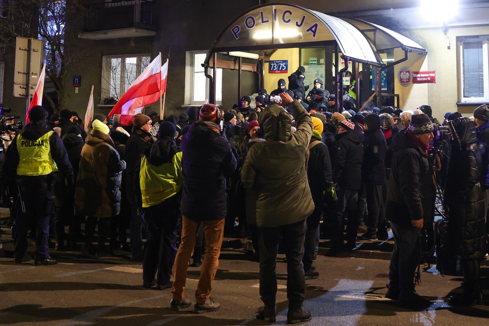 Uczestnicy protestu przed Komendą Rejonową Policji przy ul. Grenadierów w Warszawie