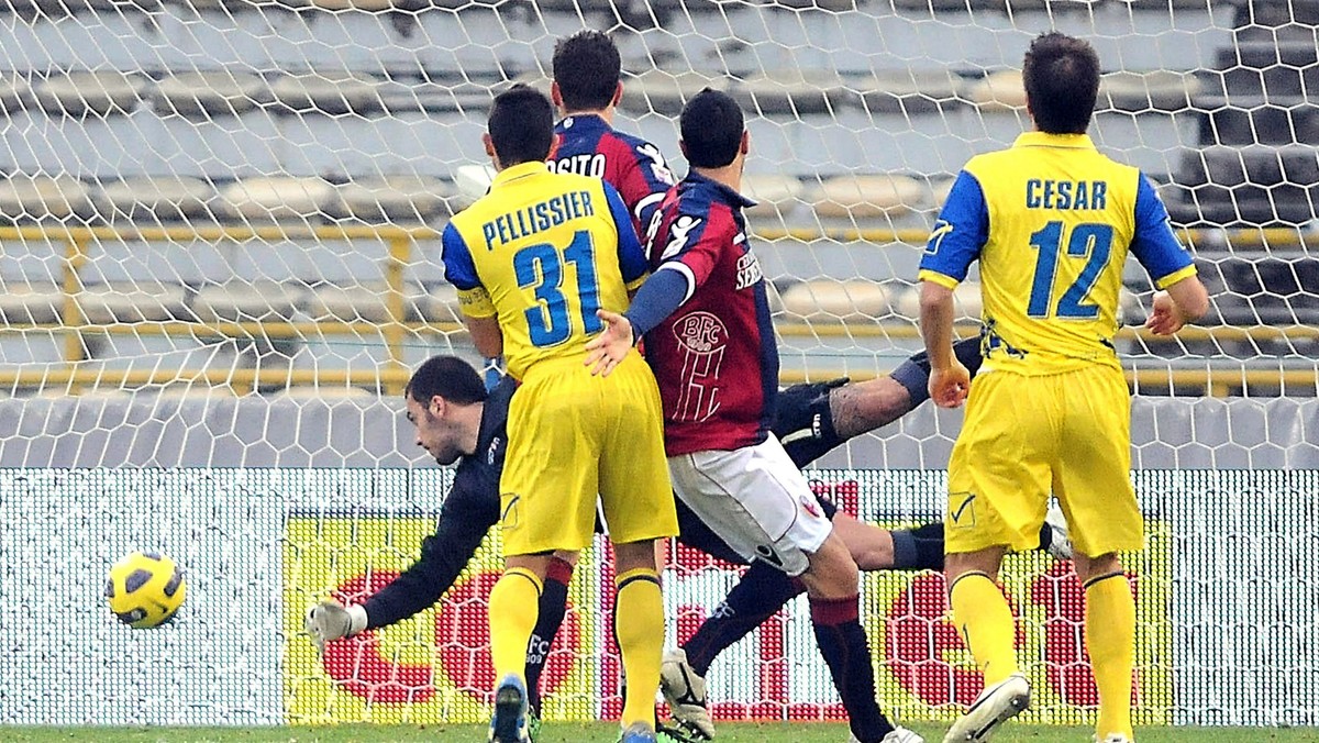 W zaległym spotkaniu 14. kolejki Serie A Bologna wygrała na własnym stadionie 2:1 z Chievo Werona. Bramkę dającą komplet punktów gospodarzom strzelił w doliczonym czasie gry Marco Di Vaio.