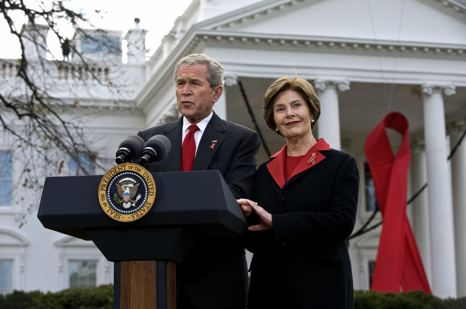 Laura Bush (na zdjęciu z mężem, George'em W. Bushem)