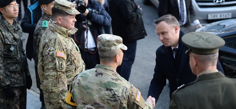 "Żołnierze patrzą przez lornetkę z odległości 30 cm". Prezydent Duda odwiedził strefę zdemilitaryzowaną