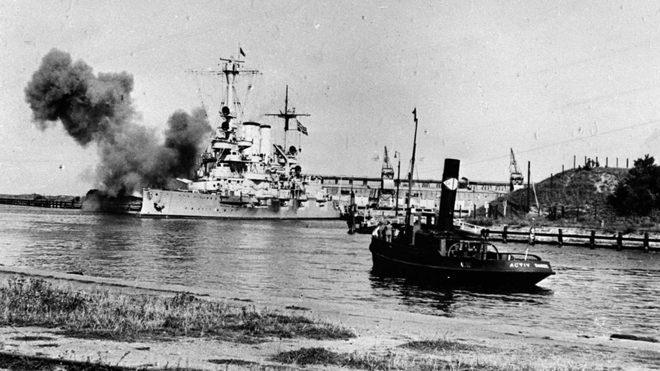 Niemiecki okręt Schleswig Holstein ostrzeliwujący polską placówkę na Westerplatte w Gdańsku