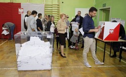 PiS liczy na transfery senatorów opozycji? Wicerzecznik partii: Kijem nikogo gonić nie będziemy...