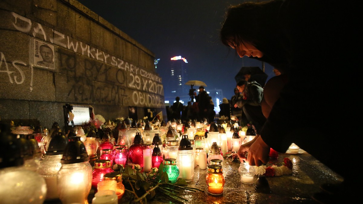 Obywatele RP 10 listopada pod Pałacem Kultury i Nauk oddali cześć Piotrowi S., który 19 października podpalił się w ramach protestu i kilka dni później zmarł. Zapowiedzieli jednocześnie, że w grudniu zorganizują kontrmiesięcznicę smoleńską na Krakowskim Przedmieściu.