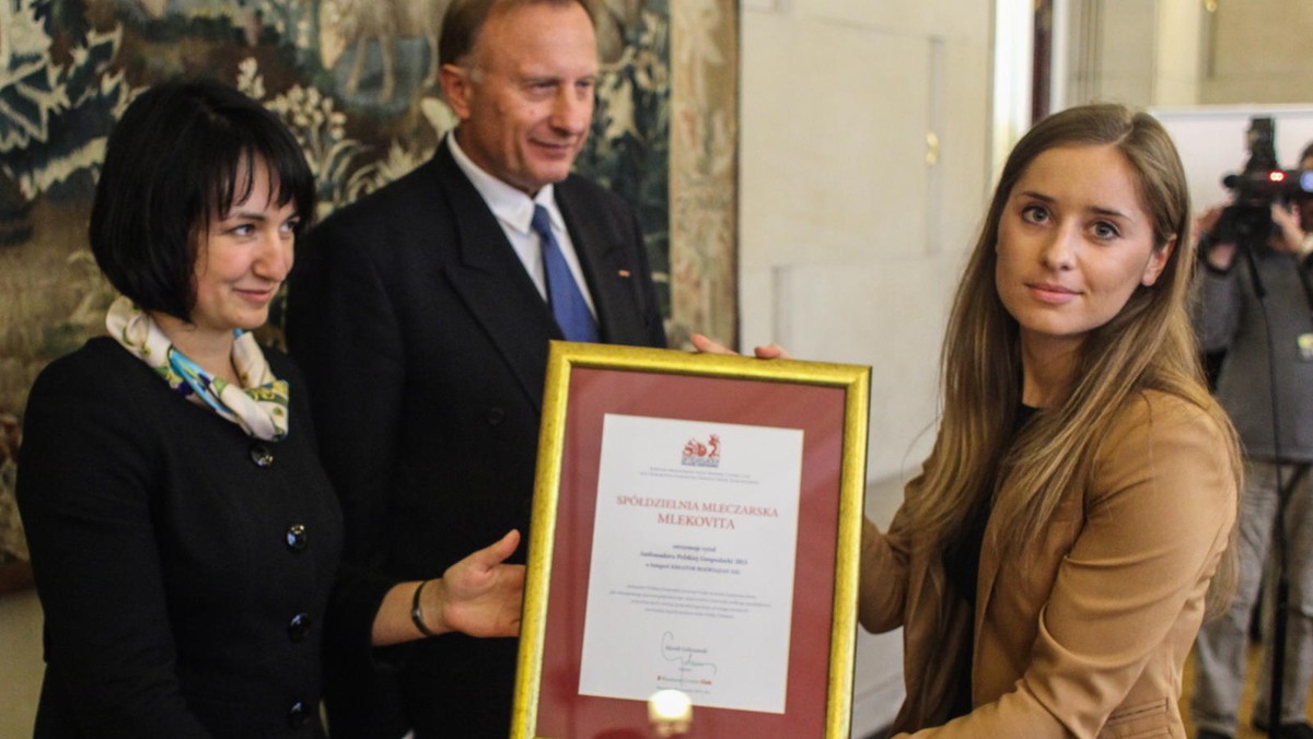 71 przedsiębiorców z całej Polski odebrało w piątek w MSZ dyplomy "Ambasadora Polskiej Gospodarki". Wiceminister Henryka Mościcka-Dendys podkreśliła, że dzięki inicjatywie i pomysłom nagrodzonych Polska jest coraz bardziej obecna na gospodarczej mapie Europy i świata.