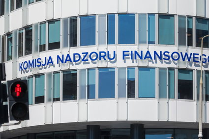 KNF ostrzega przed firmą podszywającą się pod znany bank