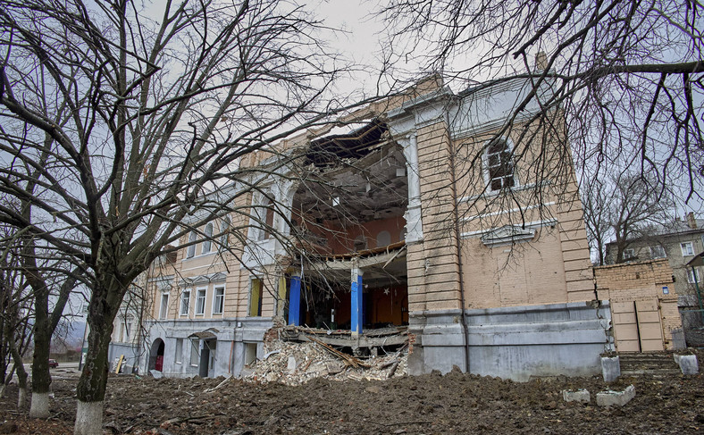 Rosyjskie ataki na Kupiańsk miały miejsce już w zeszłym roku. Miejski pałac kultury uszkodzony podczas ataku rosyjskich rakiet w Kupiańsku, Ukraina, grudzień 2022 r.