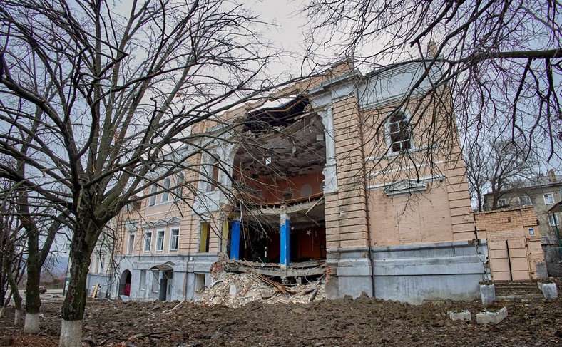 Rosyjskie ataki na Kupiańsk miały miejsce już w zeszłym roku. Miejski pałac kultury uszkodzony podczas ataku rosyjskich rakiet w Kupiańsku, Ukraina, grudzień 2022 r.