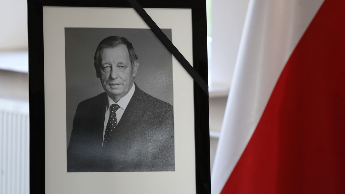 Tablica poświęcona pamięci byłego ministra środowiska, prof. Jana Szyszki (1944-2019) została odsłonięta i poświęcona w Wyższej Szkole Kultury Społecznej i Medialnej w Toruniu. Jedna z sal uczelni otrzymała imię profesora.