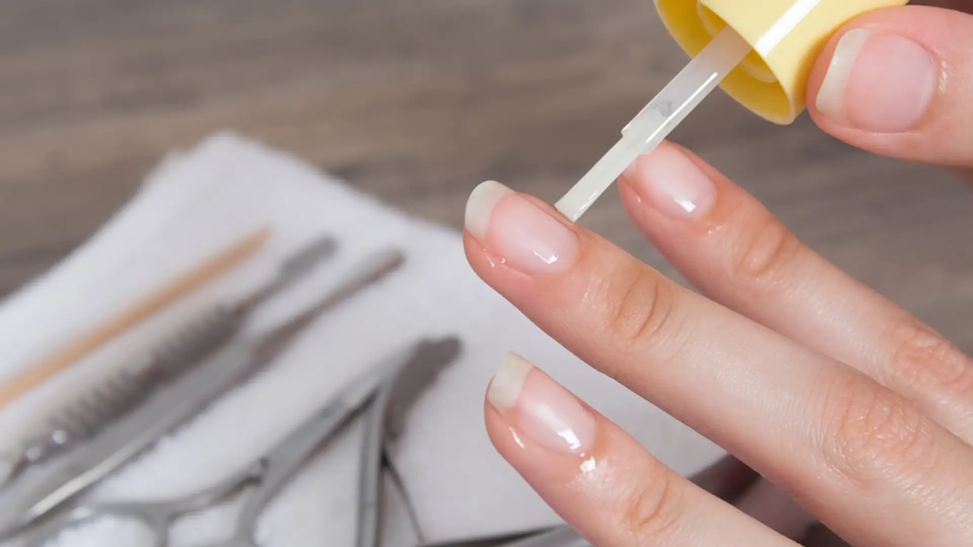 Ten manicure wydłuży paznokcie. Zrobisz go sama  w domu