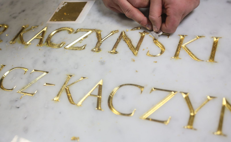 Prace nad nowym sarkofagiem pary prezydenckiej Lecha i Marii Kaczyńskich