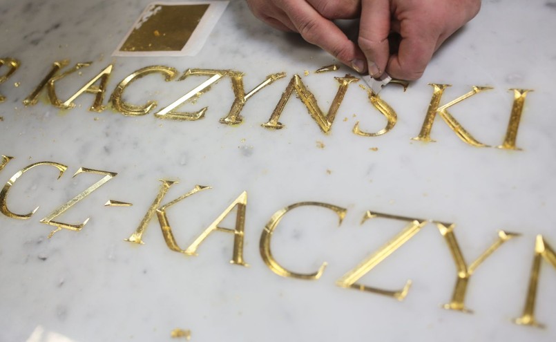 Prace nad nowym sarkofagiem pary prezydenckiej Lecha i Marii Kaczyńskich