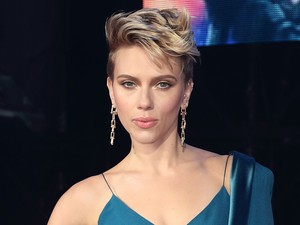Scarlett Johansson ruhájánál furábbat még nem láttál