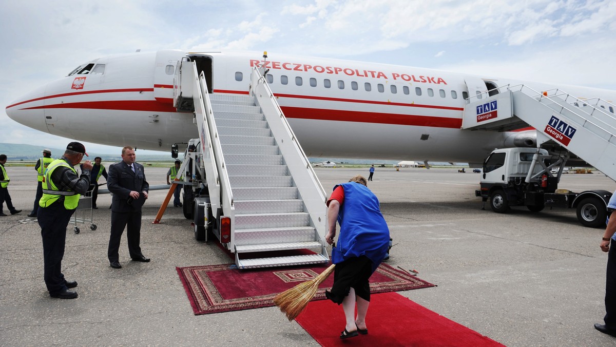 Przed godz. 10 z warszawskiego Okęcia wyleciał do Brukseli prezydent Lech Kaczyński. Jednak - kiedy maszyna czekała już na głowę państwa - na lotnisku znienacka pojawił się także premier Donald Tusk. Piloci i urzędnicy mogli jednak odetchnąć - premier leciał nad morze, a nie na szczyt - podaje "Dziennik".