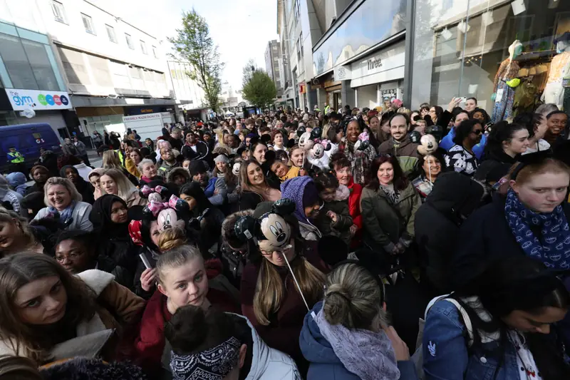 Kolejki przed otwarciem sklepu Primark w Birmingham