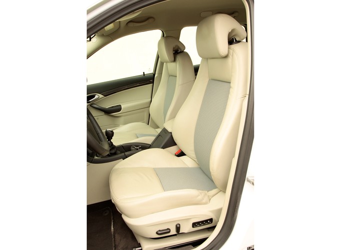 Saab 9-3X - szwedzka stal gotowa do przygody. Dzielnie zwalczy dziki teren, choć woli asfaltowe bulwary. Mogą być dziurawe jak sito - czyli idealnie sprawdza się na polskich drogach...