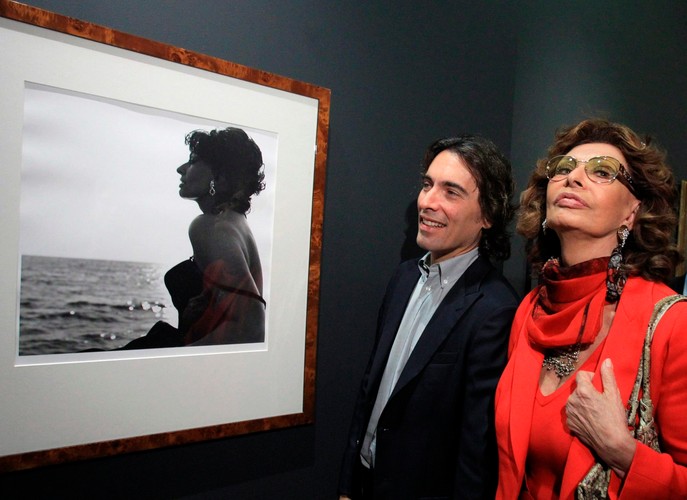 Sophia Loren z synem Carlo Pontim Jr. na otwarciu wystawy poświęcnej jej życiu w Meksyku (19 września 2014)