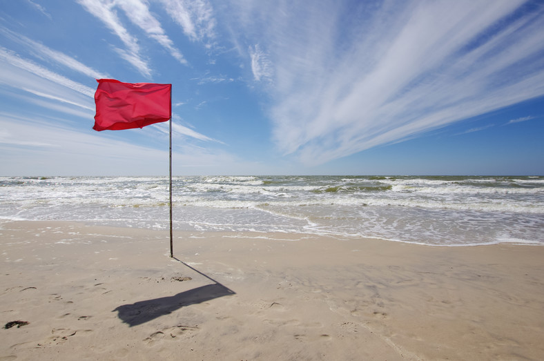 Czerwona flaga informująca o zakazie kąpieli (zdjęcie ilustracyjne)