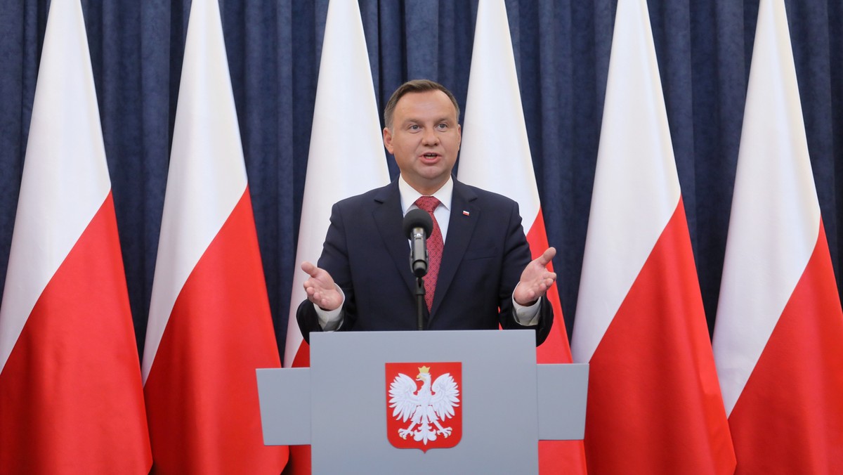 Senacka komisja ustawodawcza jest przeciw wyrażeniu zgody na referendum prezydenta. Andrzej Duda chciałby przeprowadzić referendum konsultacyjne ws. zmian w konstytucji. Cała izba będzie dyskutować nad jego wnioskiem w tej sprawie dziś o godzinie 16.