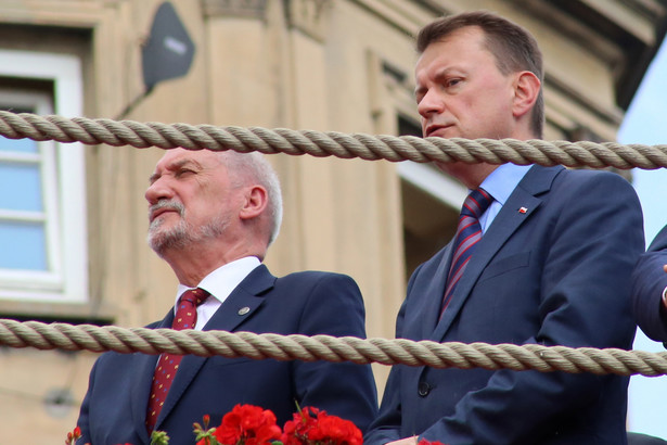 Minister w rozmowie podziękował funkcjonariuszom policji za ochronę obchodów miesięcznicy smoleńskiej.