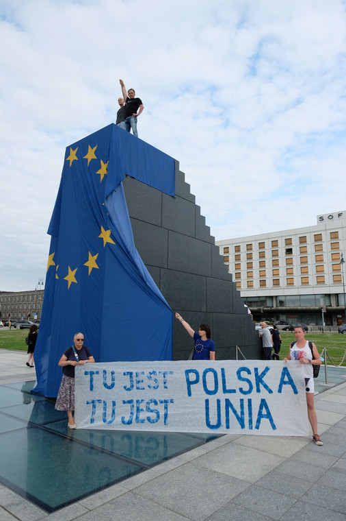 Happening Lotnej Brygady Opozycji na pomniku smoleńskim w Warszawie