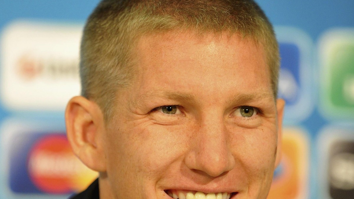 Bastian Schweinsteiger przeprosił prezydenta Niemiec Joachima Gaucka za to, że podczas wręczania medali po meczu finałowym Ligi Mistrzów nie podał mu ręki. Pomocnik Bayernu Monachium zapewnia, że to zwykłe nieporozumienie.