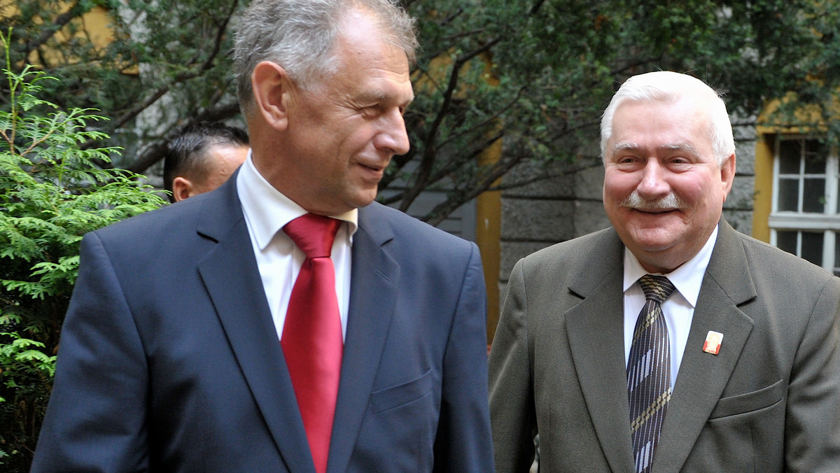Lech Wałęsa poparł posła Bogdana Lisa, który kandyduje do Senatu w jednym z okręgów na Pomorzu. Były prezydent powiedział, że mógłby wesprzeć także Bogdana Borusewicza (PO) i popieranego przez PiS Andrzeja Gwiazdę, jeśli zwróciliby się o to do niego.