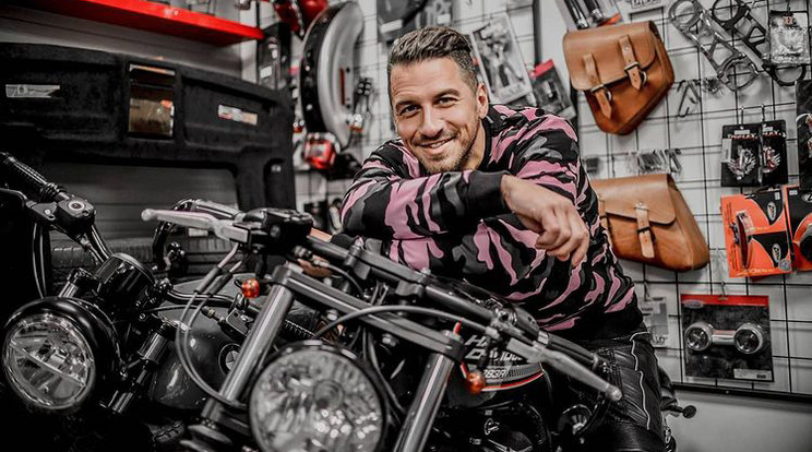 Vastag Csaba is besegít a Harley–Davidson bütykölésébe / Fotó: Instagram