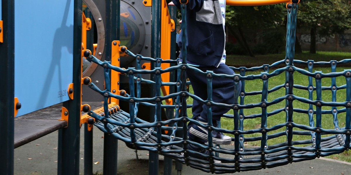 Dramatyczny wypadek w Szczecinie. Dwie 7-letnie dziewczynki trafiły do szpitala po podduszeniu skakanką