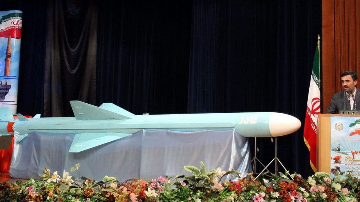Iran zaprezentował wczoraj nową rakietę. "Qader" (Zdolny) została przedstawiona przez prezydenta Mahmuda Ahmadineżada podczas Dnia Przemysłu Obronnego - podaje portal monsterandcritics.com. Wiele krajów wyraziło swe obawy wobec nowych irańskich rakiet.
