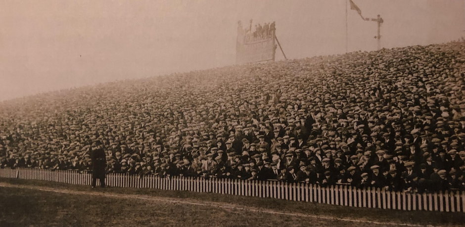 Kibice Millwall oglądają derby południowego Londynu przeciwko Crystal Palace w powtórce Pucharu Anglii z 1922 roku