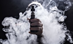 E-papierosy groźne jak dopalacze? GIS wyśle ostrzeżenia do szkół