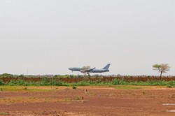 Francja sprowadza z Nigru obywateli UE, ale chce pomocy KE