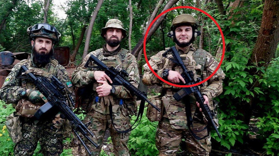 Czeczeni walczący po ukraińskiej stronie. W kółku zaznaczony Fathi Barajew.
