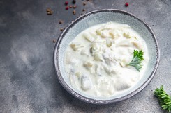 Śledzie w śmietanie z przepisu Ewy Wachowicz. Idealna klasyka na Środę Popielcową