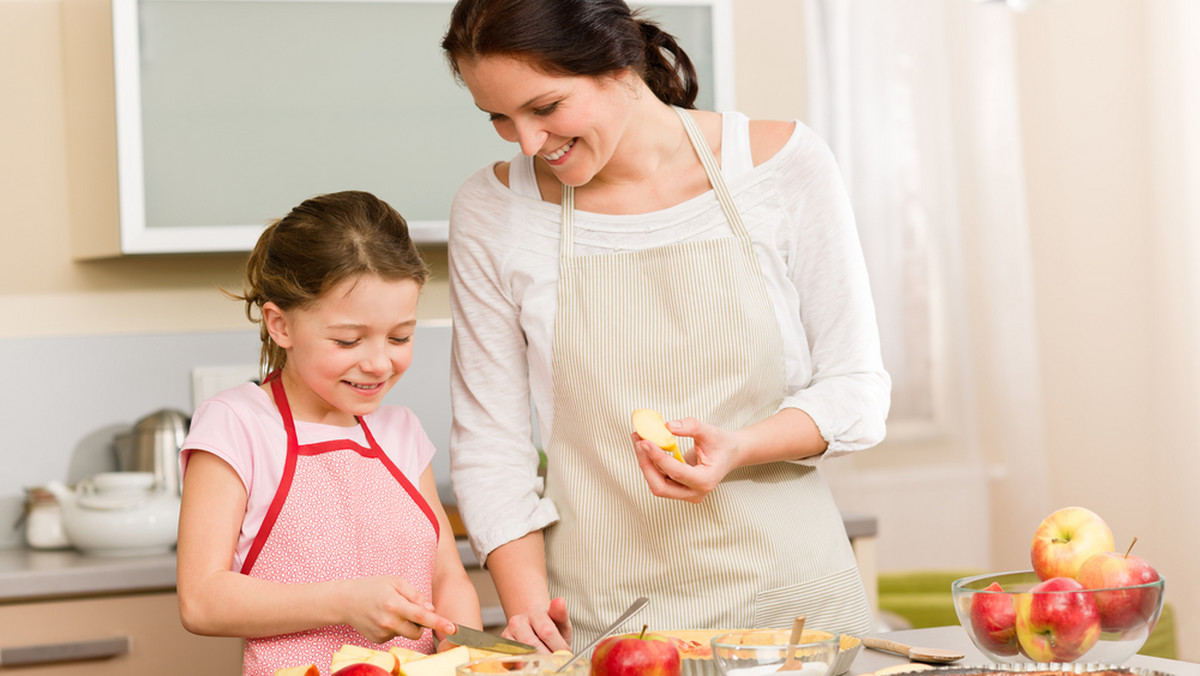 Mama miesza sos, tata obiera ziemniaki, starsze rodzeństwo kroi warzywa. Rozmawiają, śmieją się, żartują. Kuchnia jest domowym centrum dowodzenia, w którym młodsze dzieci też chcą mieć swój udział. Ale jak wychować niesforne pociechy na pomocników kucharza?